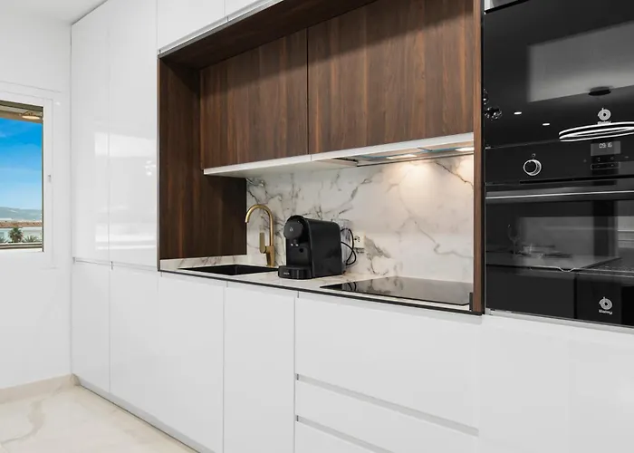 Vistas Al Mar En El Centro De Puerto Banus 3 4h